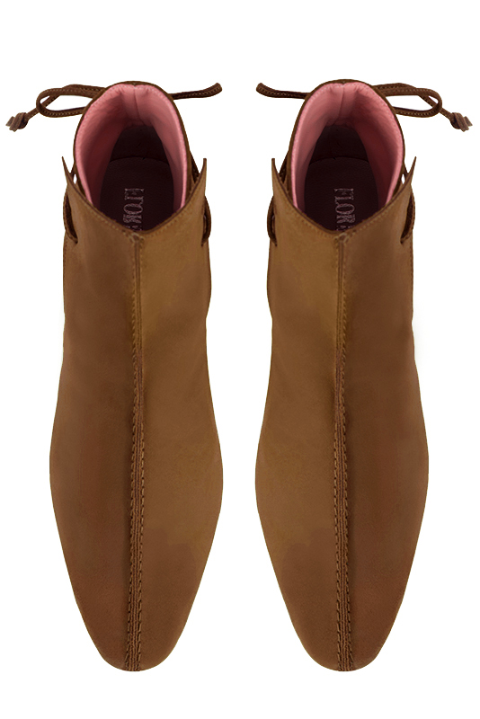Caramel brown women's ankle boots with laces at the back. Round toe. Low block heels. Top view - Florence KOOIJMAN